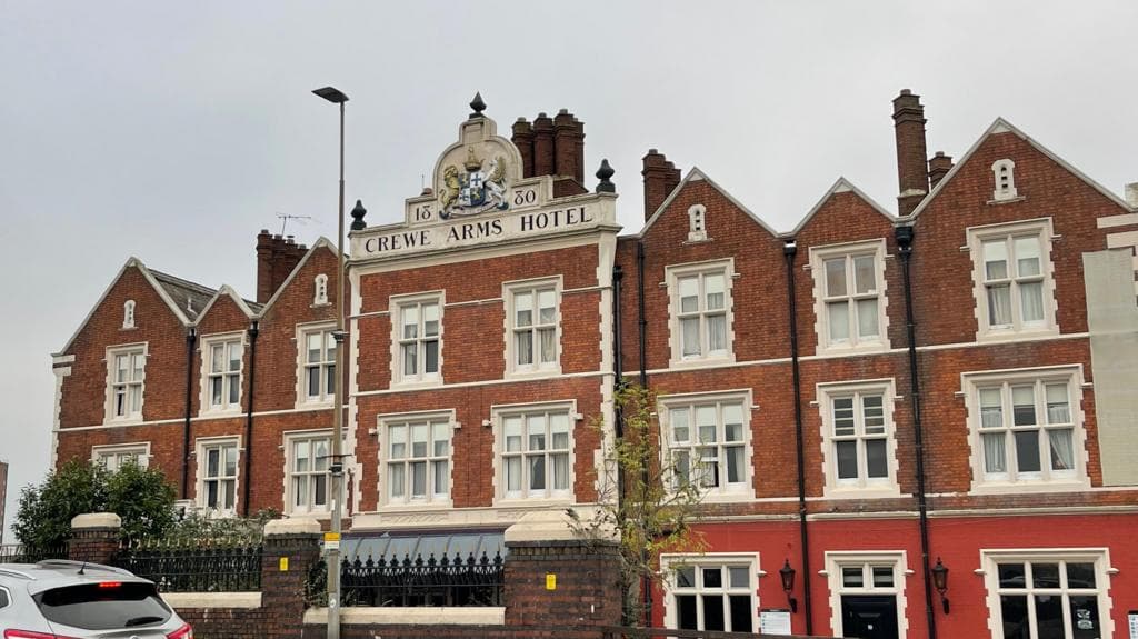UK Asylum Hotels Decline to 185 as 11 Sites Close